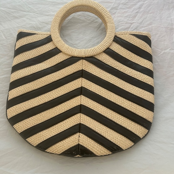 Vintage Liz Claiborne Black and Cream Chevron Flat Bag with Hoop Handles - Picture 3 of 11